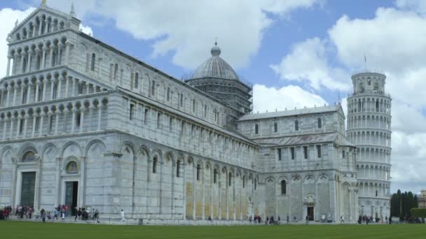 Catedral Católica Romana con la torre inclinada de Pisa, atracción turística, lento-mo — Vídeo de stock