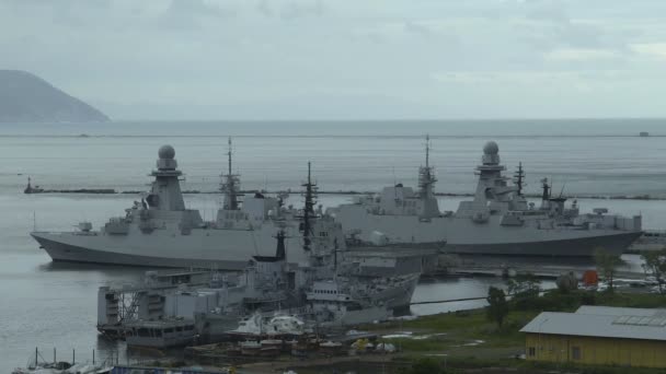 Panorama van de twee multifunctionele fregatten gedokt in Italiaanse haven, de stad van La Spezia — Stockvideo