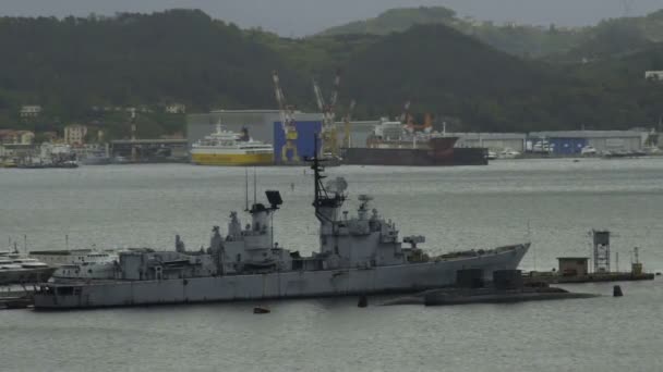 Гавань Специя, вид на итальянский военно-морской корабль, водный транспорт, военный корабль — стоковое видео