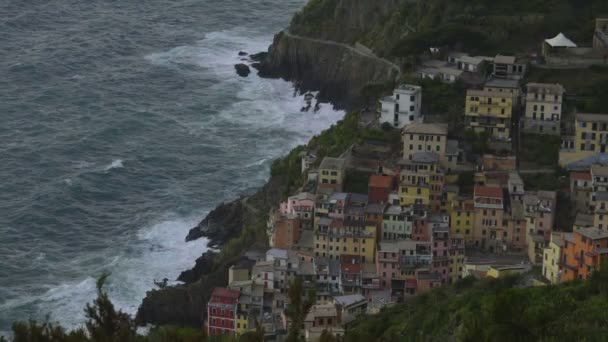 Hermosa vista del pueblo de Manarola, olas rompiendo sobre acantilados, paisaje — Vídeo de stock