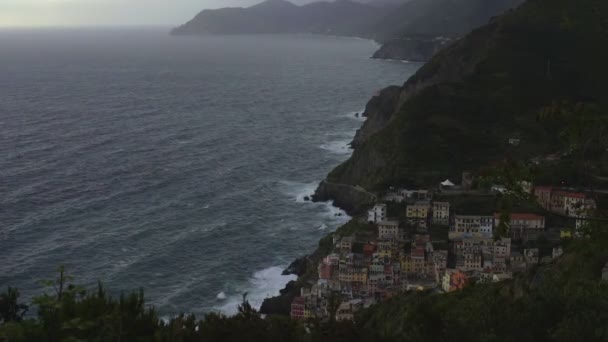 Ovanifrån Manarola centrum liggande på klippan klippor, kustlinjen, resa till Italien — Stockvideo