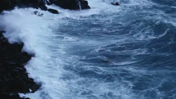 Deep blue sea waves splashing and crashing into cliff stones, stormy weather — Stock Video