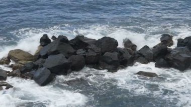 Büyük kayalara karşı isabet ve köpük halinde, su yavaş hareket kırma dalgalar deniz