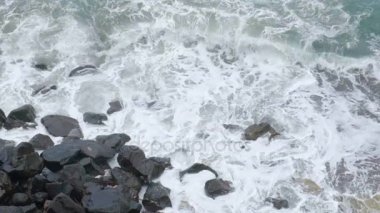 Köpüklü dalgalar su sıçramalarına karşı cliff, yavaş hareket kırma ile fırtınalı denizde