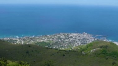 Kıyı dağ üst karşılıklı masmavi Sakin sulara, şehirden Overlook panorama