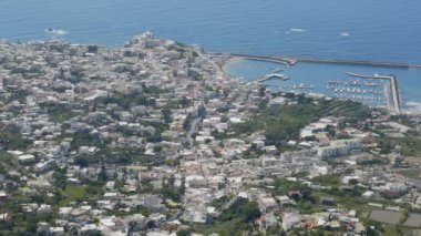 Güzel kıyı kenti Harbor'da dayalı tekneler yalan arka mavi denizin sakin