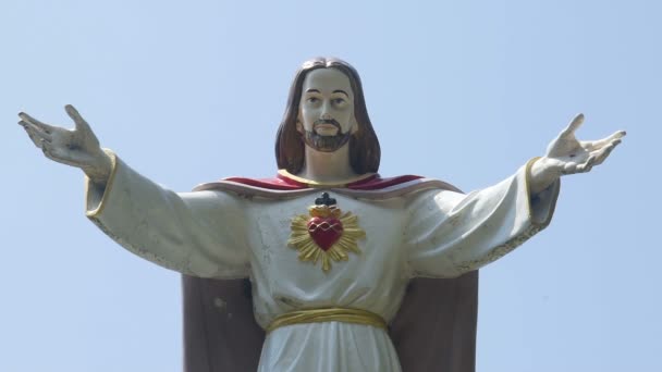 Visa Jesus Kristus med öppna armar skifta till molnfri himmel, vertikal panorama — Stockvideo