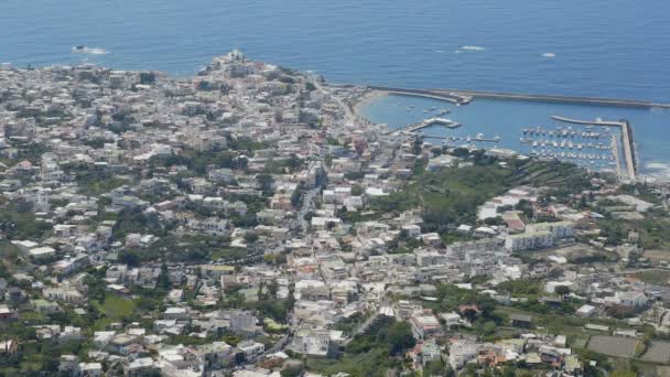 Pitoresca cidade costeira situada no porto com barcos atracados mar azul calmo na parte de trás — Vídeo de Stock