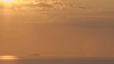 Pembe gökyüzünde camlı deniz günbatımı deniz manzarası inanılmaz üzerine oturarak güneş