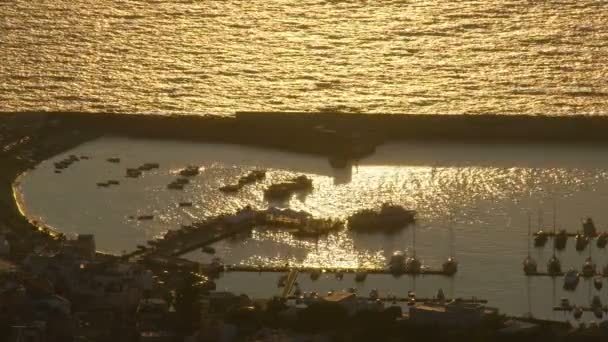 Gyllene solbelysta vatten av skymning havet och hamnen med båtar, lyx yachting hobby — Stockvideo