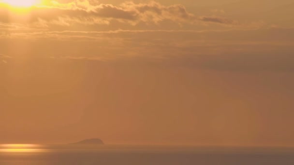 Sol sentado a través del cielo rosa sobre el mar acristalado, increíble puesta de sol paisaje marino — Vídeos de Stock