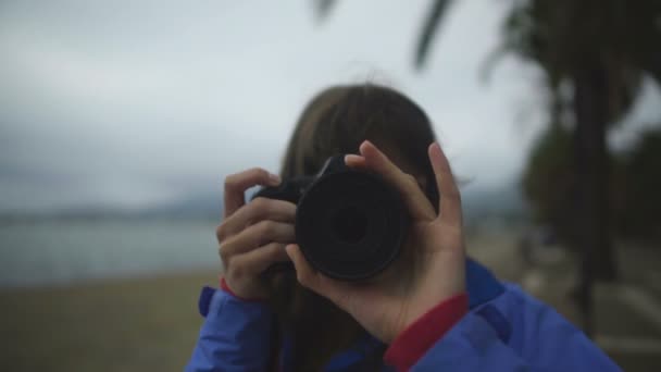 Ragazza fotografo regolazione lente sulla macchina fotografica, scattare foto a piacere, hobby — Video Stock