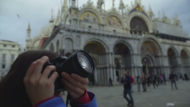 Meisje met de camera fotograferen van de beroemde bezienswaardigheden van Venetië in St Marks Square, Italië — Stockvideo