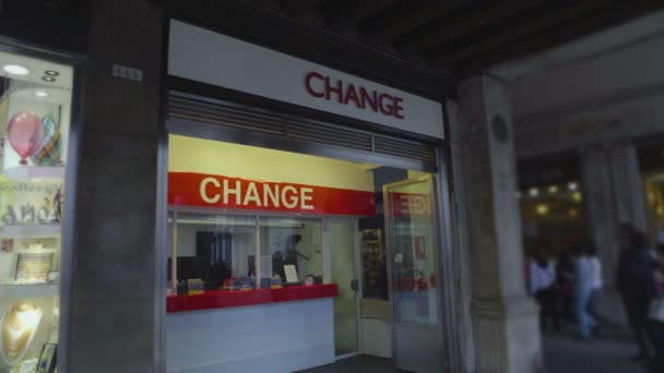 Dienstleistungsgebäude für Geldwechsel in der Stadtstraße, hektisches urbanes Leben, Geld — Stockvideo