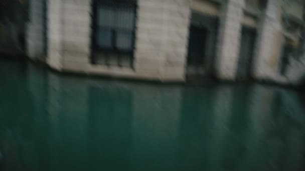 Victime fuyant un tueur essayant désespérément de se cacher dans des rues étroites 