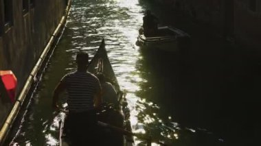 Profesyonel gondolcu direksiyon tekne turist, kanal su güneşte pırıl pırıl