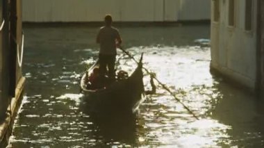 Gondolcu binme turistik yerler Venedik, pahalı zevk gösterilen gondol üzerinde