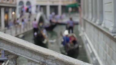 Gondol Venedik sokakları, çevresinde gezi turist taşıyan yoğun trafik