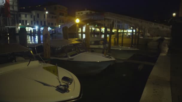 Barcos de taxi acuático atracados por la noche amarre, transporte de pasajeros en Venecia — Vídeo de stock