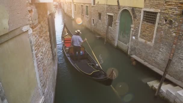 Erfarna gondoljär guidar mästerligt hans skepp genom smala gatorna i Venedig — Stockvideo