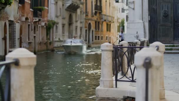 Vatten taxi motorbåt passerar eleganta byggnader i smala Venedig street, Italien — Stockvideo