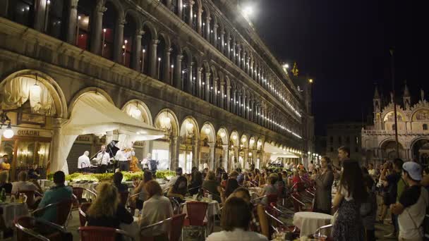 Βενετία, Ιταλία - Circa Ιουνίου 2016: Αξιοθέατα στην πόλη. Άνετο υπαίθριο καφέ με ζωντανή μουσική απόδοση παρακαλώντας τουρίστες και περαστικούς — Αρχείο Βίντεο