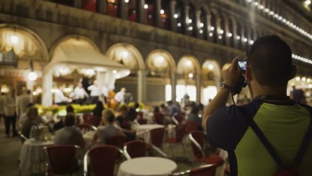 Curieux touriste masculin filmant en direct la performance en plein air du groupe de musique italienne — Video