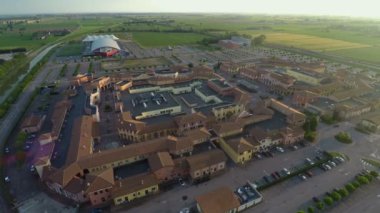 Tur İtalya, markalar ve eğilimleri için alışveriş Mantova çıkış köyünün havadan görünümü