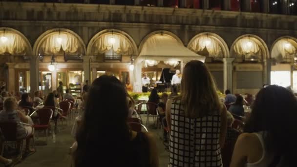 Посетители кафе активно аплодируют музыкантам, создавшим замечательную атмосферу — стоковое видео