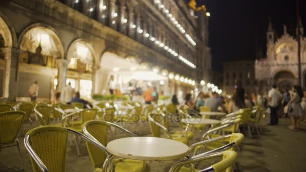 夜、ヴェネツィアの中心部に友達との集まりに素敵な歩道のカフェ — ストック動画