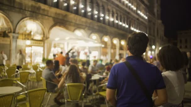Para zakochanych, korzystających z wykonaniem muzyki na żywo, na centralnym placu w mieście Wenecja — Wideo stockowe