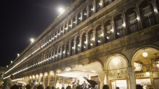 ヴェネツィア中心部の旧行政館の近くにある快適な夜レストラン — ストック動画