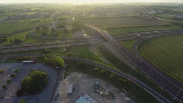 Drone che sorvola l'autostrada, controlla il movimento del traffico e possibili incidenti — Video Stock