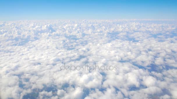 Acumulação de nuvens sob avião em movimento, paisagem nublada, realização de sonhos — Vídeo de Stock