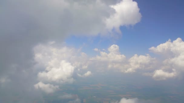 Белые облака, плывущие мимо окна самолета, путешествующие по воздуху, транспорт — стоковое видео
