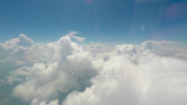飛行機を飛んでから、はてしのない広大な宇宙の空に浮かぶ大きな柔らかい雲の眺め — ストック動画