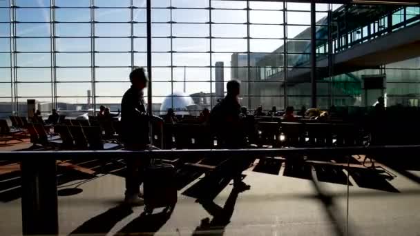 剪影的乘客行走和坐在机场航站楼，旅行 — 图库视频影像