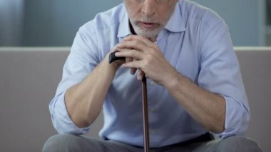 Yaşlı adam kanepede oturan ve öksürük, komplikasyonları pnömoni, sağlık