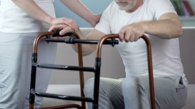 Çerçeve, rehabilitasyon merkezi yürüme ile taşımak için yardımcı baba