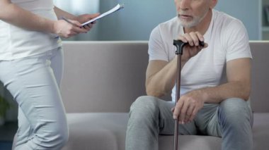 Bakım kadın doktor dolum klinik kayıt, destekleyici erkek emekli, klinik