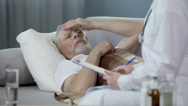 Hombre mayor acostado en el sofá y hablando con el médico sobre problemas de salud. Enfermedad — Vídeo de stock