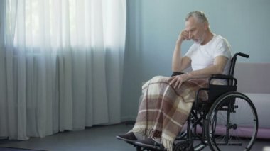 Adam gülümsüyor, duygu destek Rehabilitasyon Merkezi işçinin Engelli