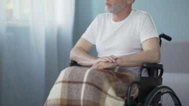 Karısı hakkında düşünme, elini dokunmadan nostaljik Engelli yaşlı adamın destek ihtiyacı