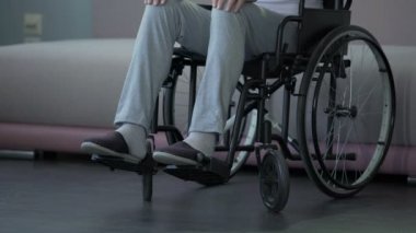 Sonra ciddi yaralanma rehabilitasyon Merkezi'nde tekerlekli sandalyede oturan atlet