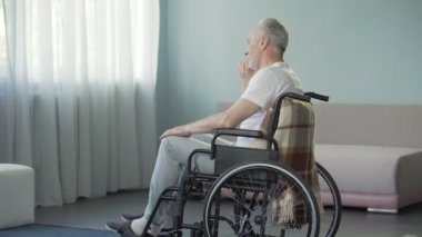 Etme erkek hemşire Bakımı yaşlı adam Engelli yordamlara alarak