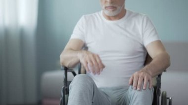 Gri adam ciddi omurga yaralanması sonra kurtarma Tıp Merkezi'nde bulunan