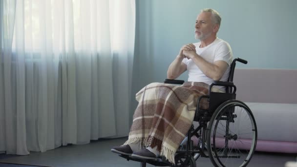 Gehandicapte gepensioneerde m/v in de rolstoel zitten en denken over het leven, verdriet — Stockvideo