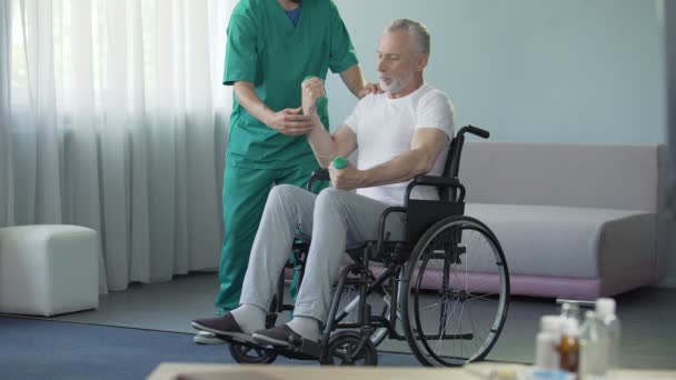 Yetişkin adam pek zayıf kol kasları, kurtarma programı germe halter kaldırma — Stok video