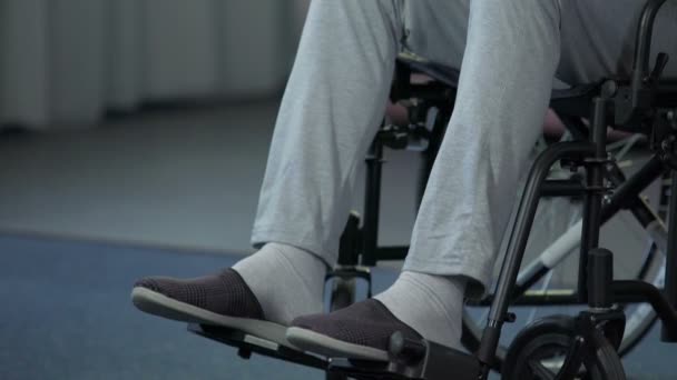 Viejo macho en silla de ruedas a propósito avanzando, con la esperanza de una rápida recuperación — Vídeo de stock