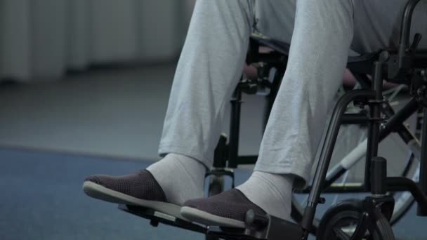 Old male in wheelchair purposefully moving forward, hoping for quick recovery — Stock Video